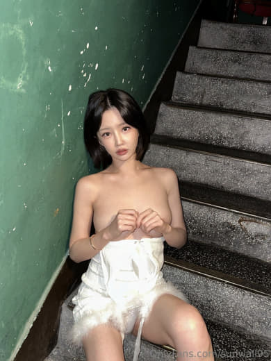 【2023-04-06】Getting more horny outside ❤️.m4v